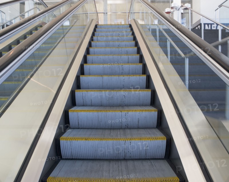 Low angle view of escalator. Photographe : fotog