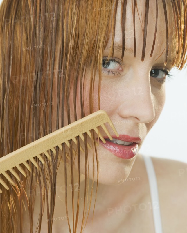 Woman combing hair. Photographe : Daniel Grill