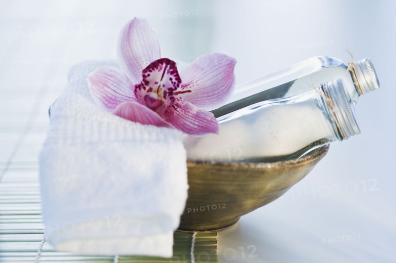 Tropical flower and spa elements. Photographe : Daniel Grill