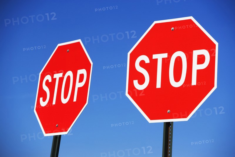 Two stop signs. Photographe : fotog