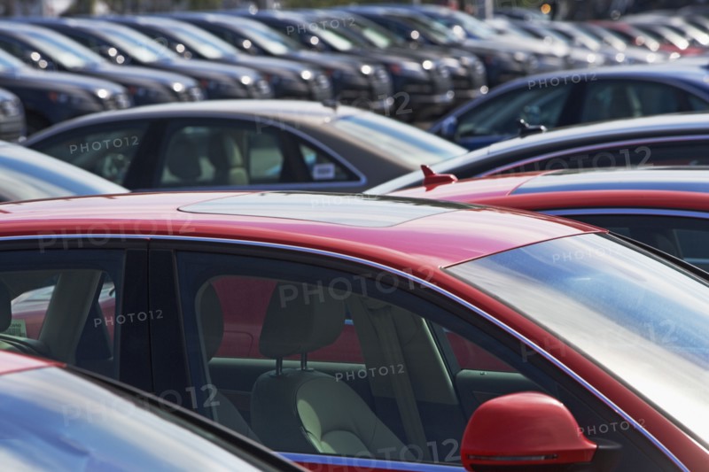 Row of cars in car lot. Photographe : fotog
