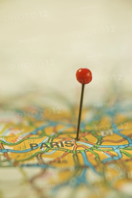 Close up of pin on map location. Photographe : Daniel Grill