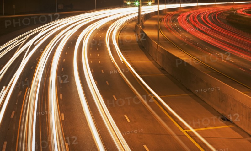 Blurred traffic headlights at night. Photographe : fotog