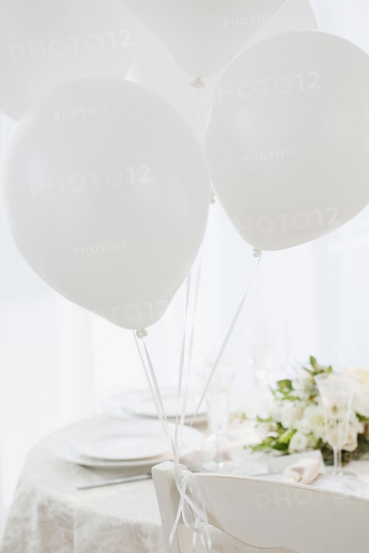 Balloons at wedding table setting, studio shot. Photographe : Jamie Grill