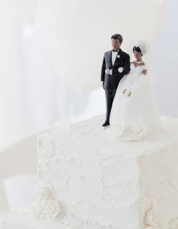 Bride and groom cake toppers on wedding cake. Photographe : Jamie Grill