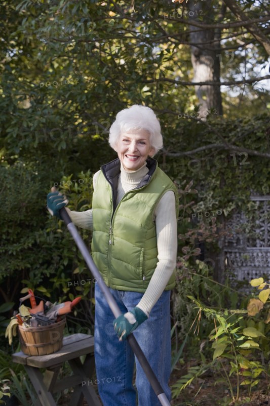 Portrait of senior woman gardening. Photographe : mark edward atkinson