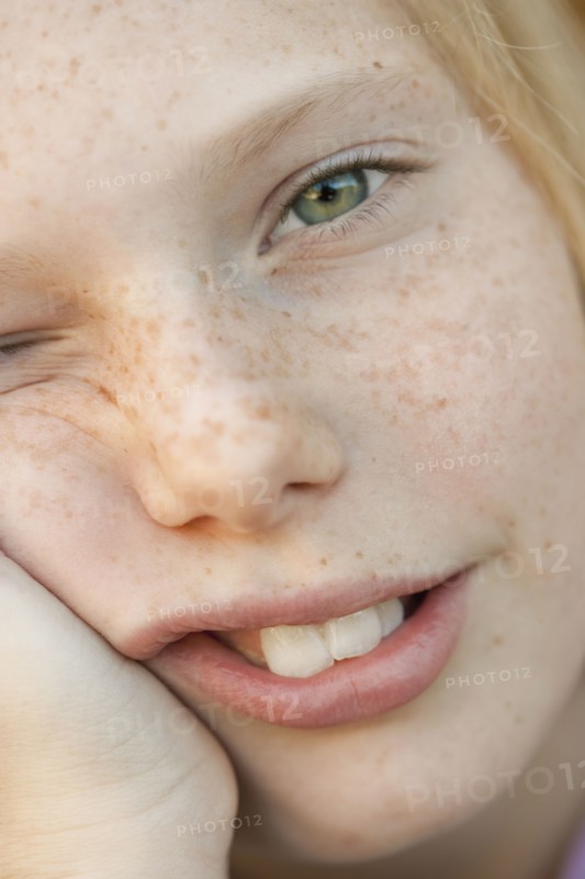 Close-up of smiling girl (10-12), portrait. Photographe : Sarah M. Golonka