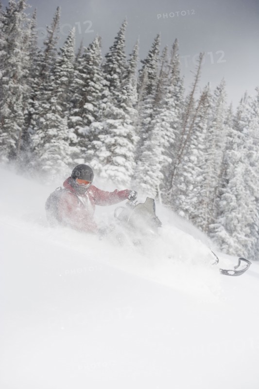 Man driving snowmobile Aspen, Colorado, USA. Photographe : Shawn O'Connor