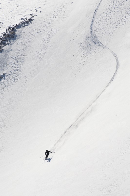 Skier skiing on snow Aspen Snowmass, Aspen, Colorado, USA . Photographe : Shawn O'Connor