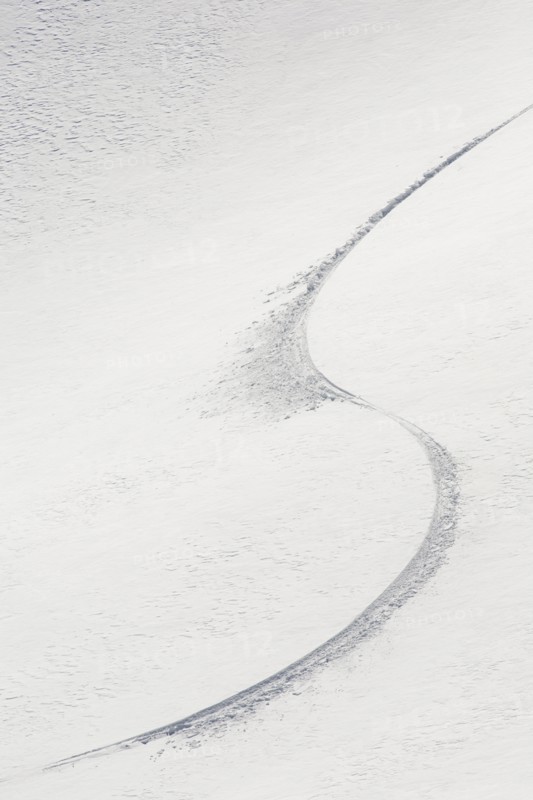 Ski tail in snow Aspen Snowmass, Aspen, Colorado, USA . Photographe : Shawn O'Connor