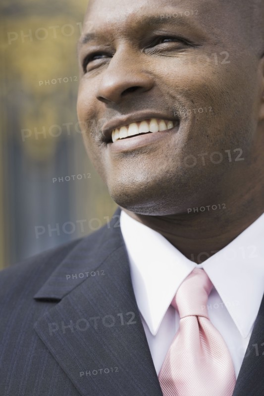 Businessman smiling, outdoors, San Francisco, California, USA. Photographe : PT Images