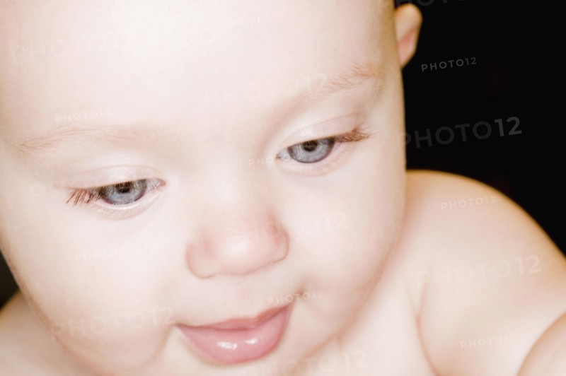 One baby looking down. Photographe : Shawn O'Connor