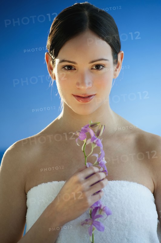 Portrait of woman holding exotic flowers. Photographe : Daniel Grill