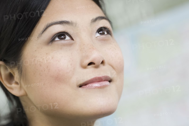 Close-up of pensive young woman. Photographe : PT Images