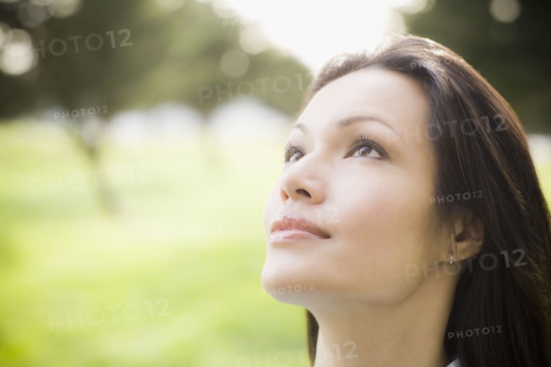 Pensive woman in park. Photographe : PT Images
