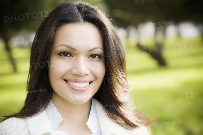 Portrait of woman smiling in park. Photographe : PT Images