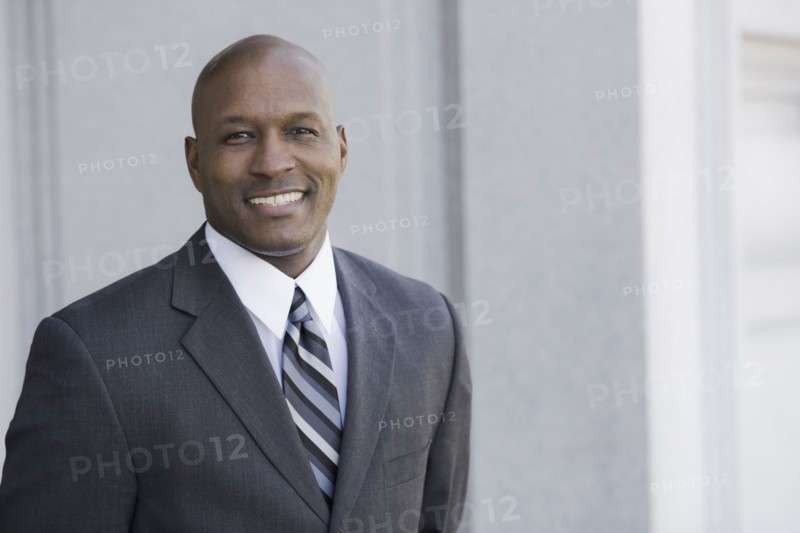Portrait of businessman smiling, outdoors, San Francisco, California, USA. Photographe : PT Images