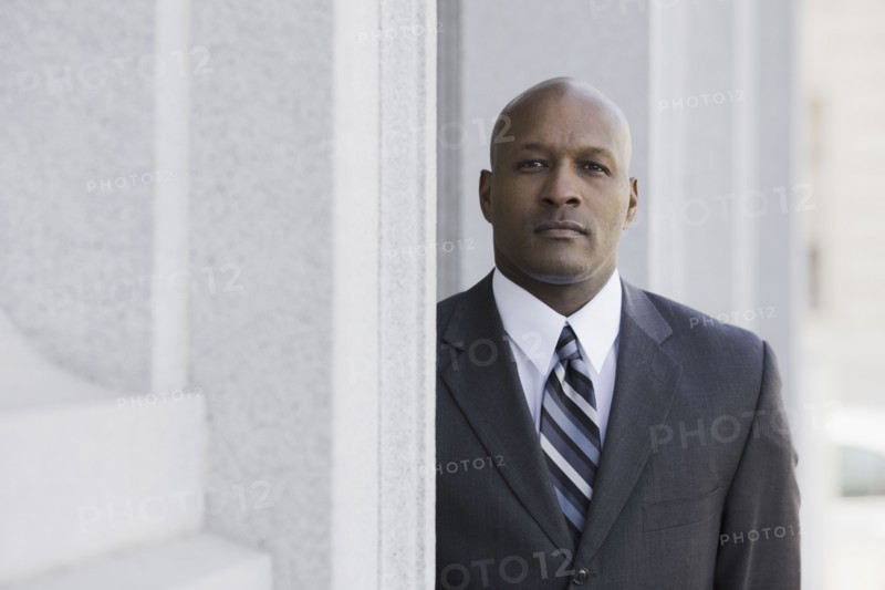 Portrait of businessman outdoors, San Francisco, California, USA. Photographe : PT Images