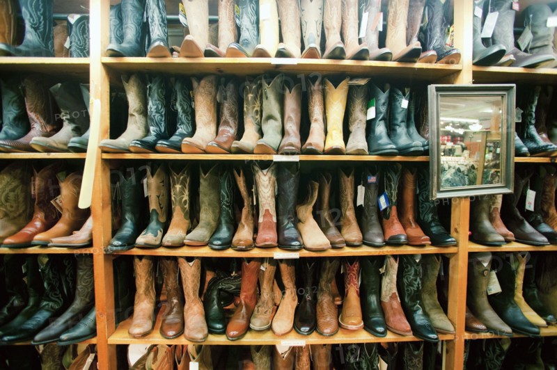 Boot in row on shelves in shop, Aspen, Colorado, USA . Photographe : Shawn O'Connor