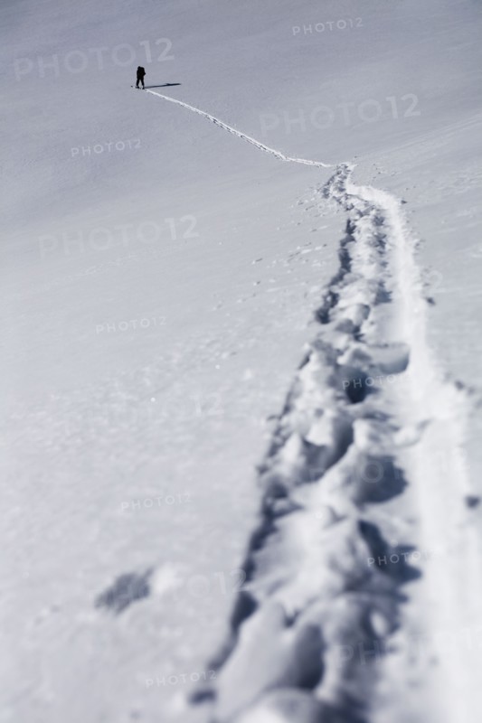 Person walking in snow up mountain, Aspen, Colorado, USA . Photographe : Shawn O'Connor