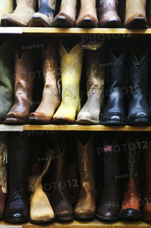 Boot in row on shelves in shop, Aspen, Colorado, USA . Photographe : Shawn O'Connor
