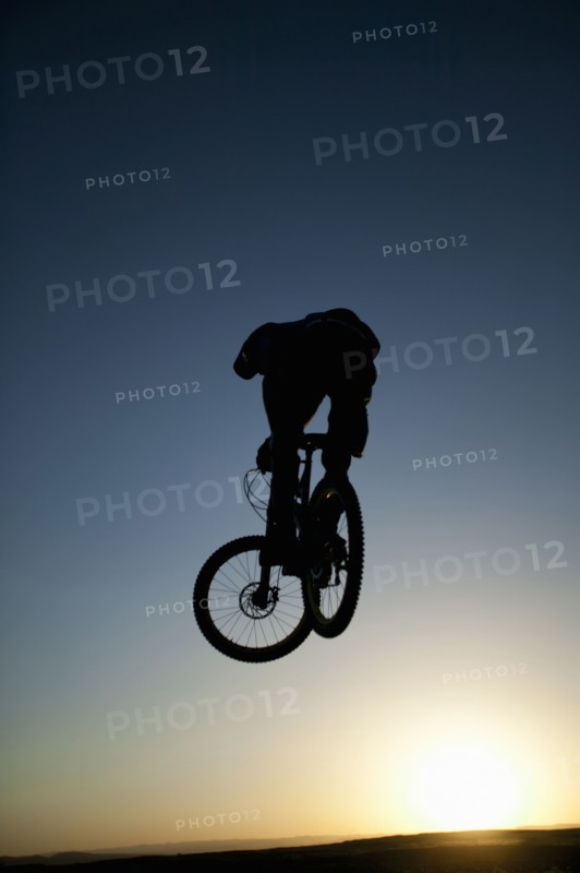 Fruita, Person performing stunt on bicycle, Fruita, Colorado, USA. Photographe : Shawn O'Connor
