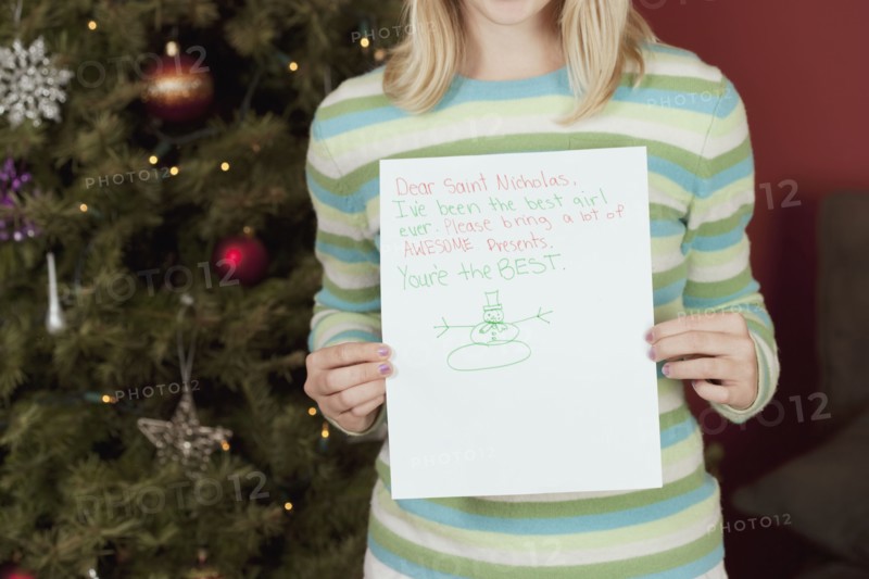Teenage girl (13-15) holding Christmas card. Photographe : Sarah M. Golonka