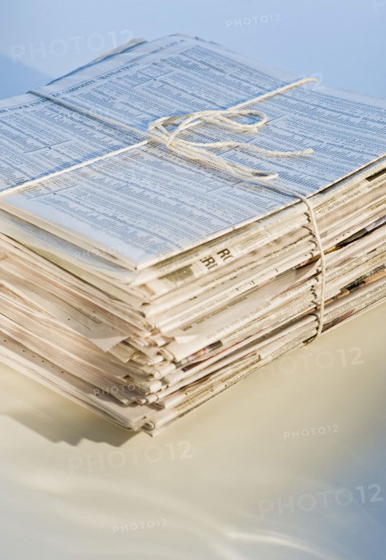 Pile of newspapers for recycling, studio shot. Photographe : Daniel Grill