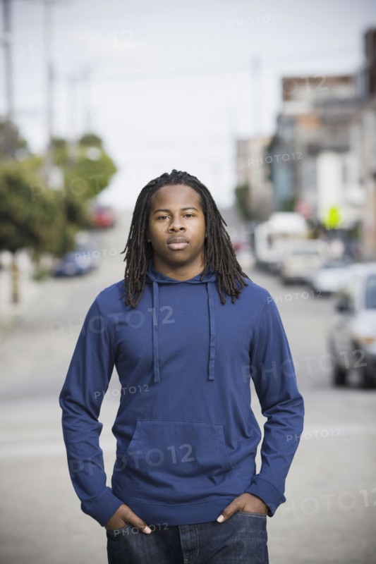 Portrait of teenage boy (16-17) walking in street, San Francisco, California, USA. Photographe : PT Images