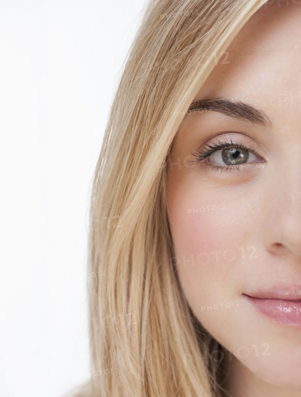 Studio portrait of young woman smiling. Photographe : Daniel Grill