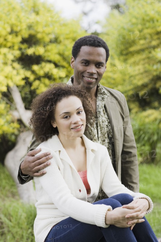 Portrait of couple smiling in park. Photographe : PT Images
