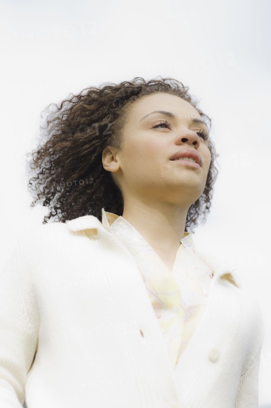 Young woman smiling, outdoors. Photographe : PT Images