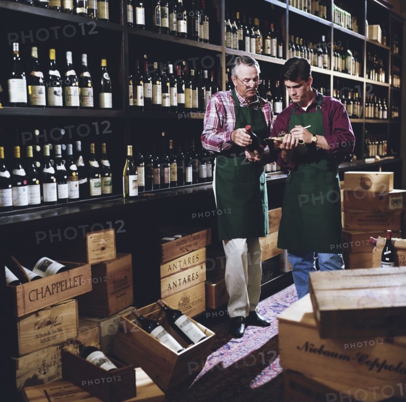 Father and son in liquor store. Photographe : Stewart Cohen