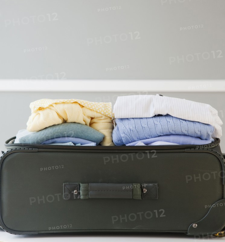 Close-up of packed suitcase. Photographe : Jamie Grill