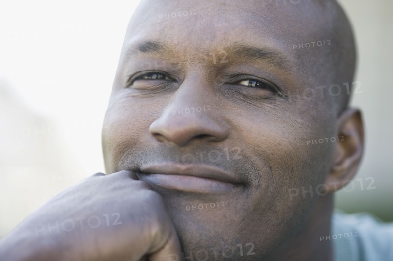 Portrait of man smiling, close-up. Photographe : PT Images