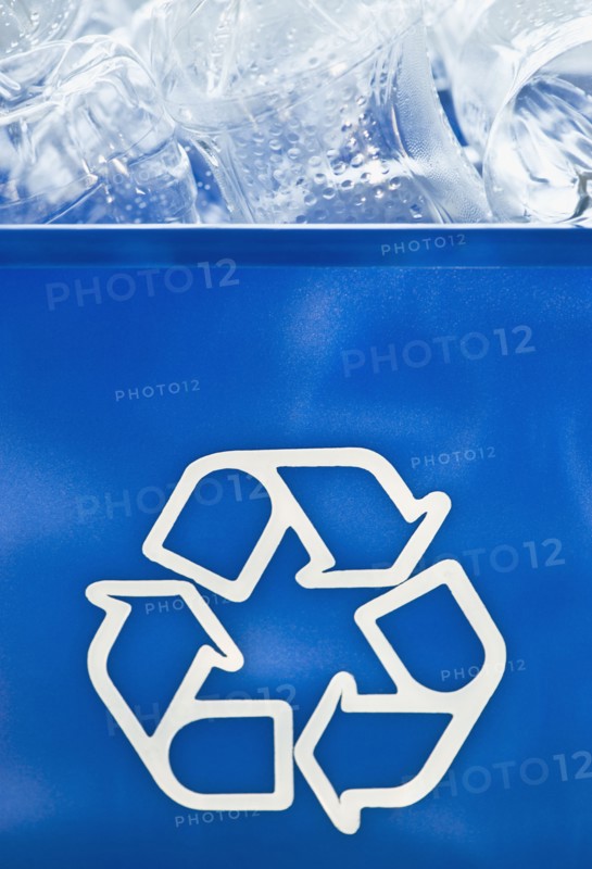 Plastic bottles in recycling bin. Photographe : Daniel Grill