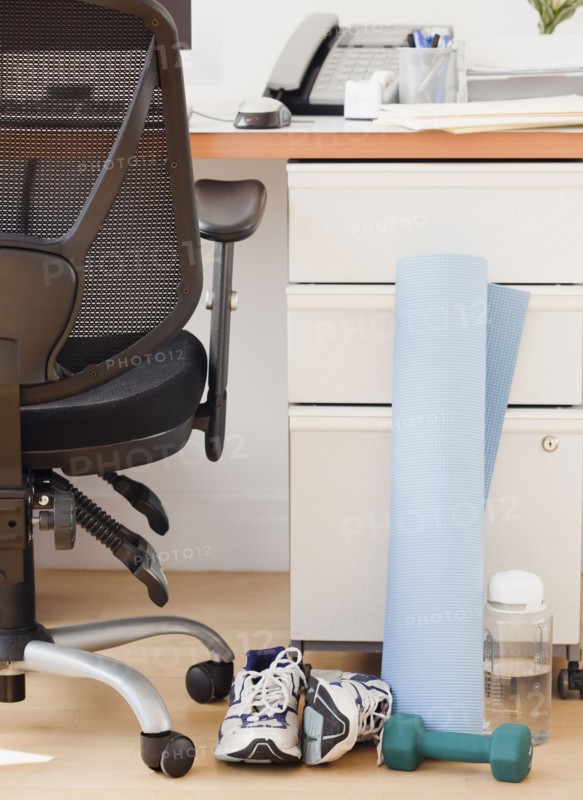 Workout equipment in office partition. Photographe : Jamie Grill