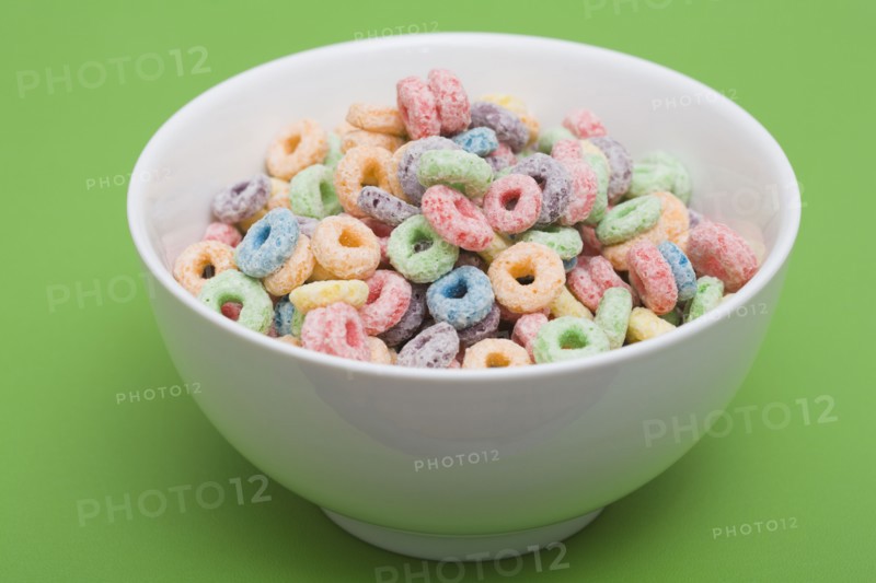 Bowl of colorful cereal rings. Photographe : Kristin Lee