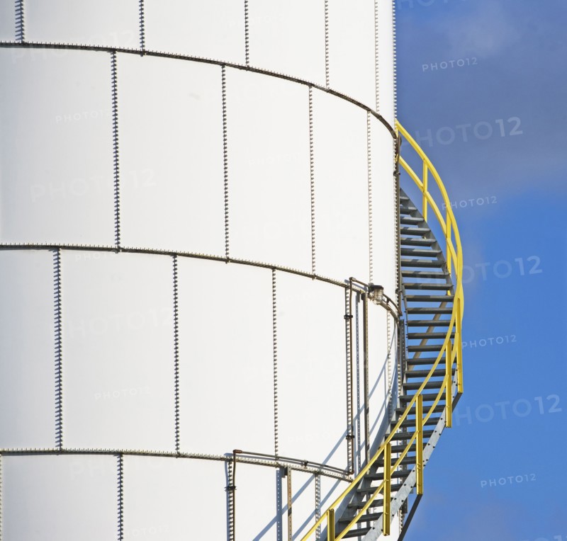 Steps on oil tank