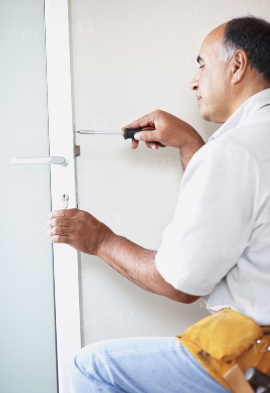 Man fixing door. Photographer: momentimages