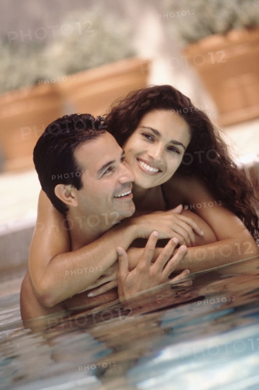 Couple in a pool. Photographer: Rob Lewine