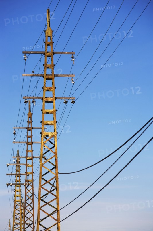 Electrical towers. Photographer: fotog