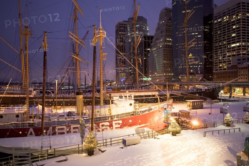 Seaport in winter. Photographer: fotog