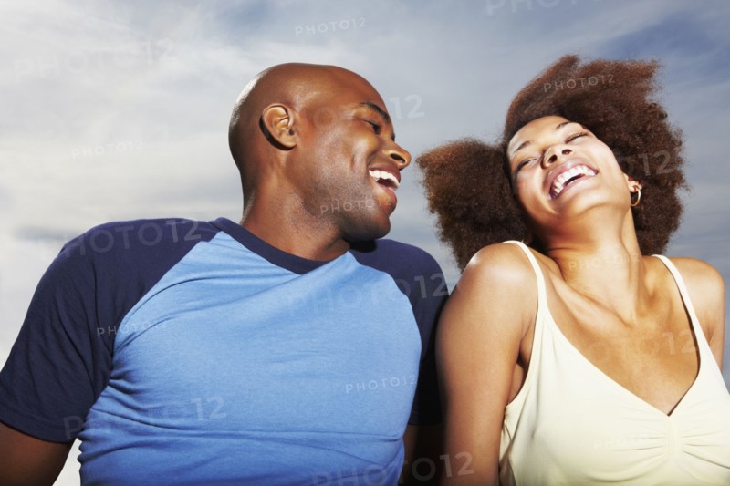 Couple relaxing outside. Photographer: momentimages