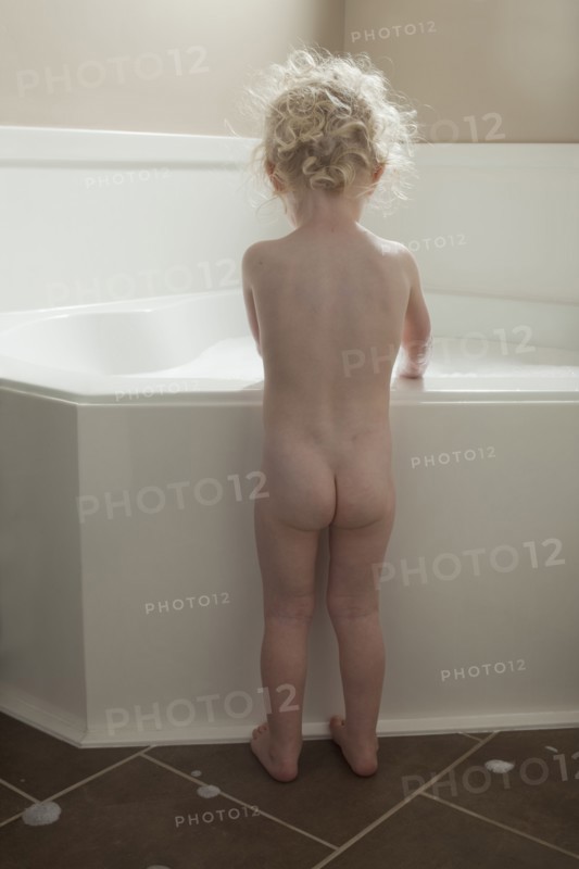 Getting ready for the bath. Photographer: Mike Kemp
