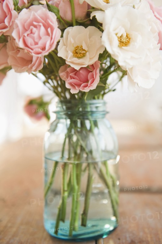 Jar of flowers. Photographe : Jamie Grill