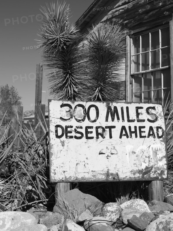 Road sign in the desert. Photographe : John Kelly