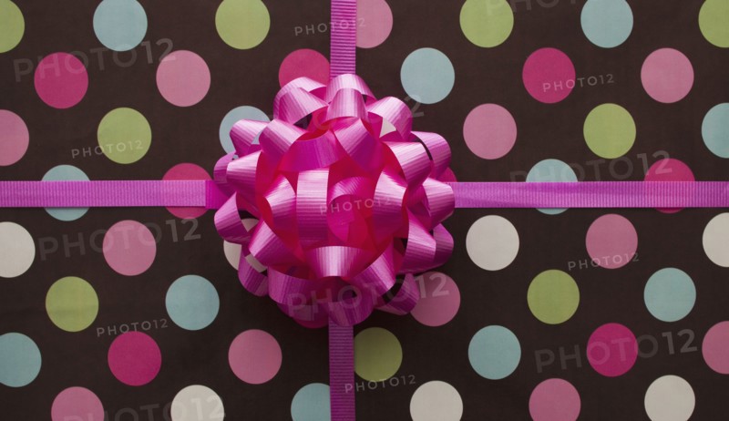 Pink bow on a gift. Photographe : Mike Kemp