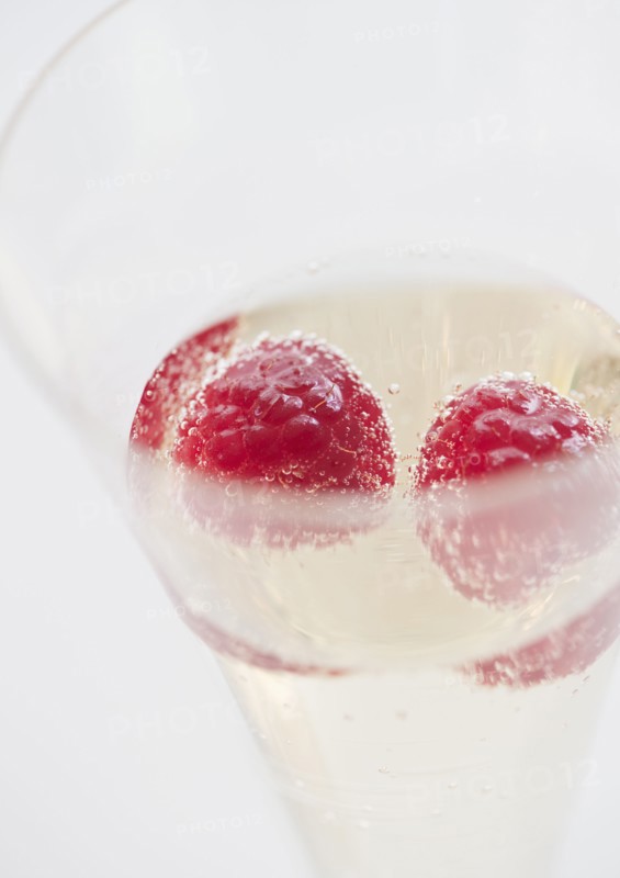 Raspberries in champagne. Photographe : Jamie Grill