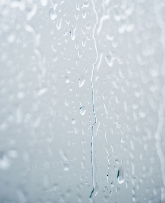 Drops of rain on window. Photographe : Jamie Grill